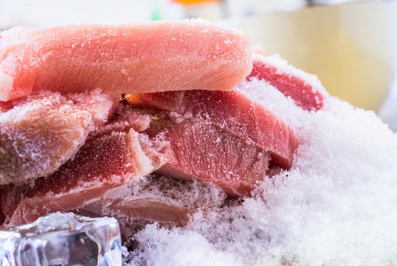 Rozmrazujte maso správně! Hrozí množení bakterií.