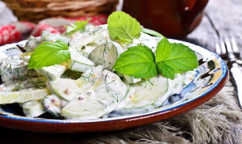 Recept na lehký okurkový salát se zakysanou smetanou a koprem