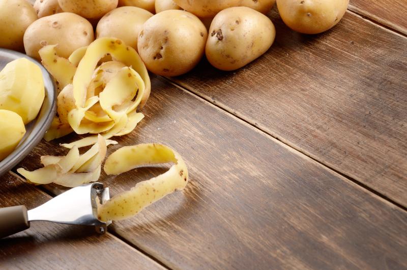 Tajemství zahradnických profesionálů: Jak slupky od brambor pomohou vašim rostlinám růst