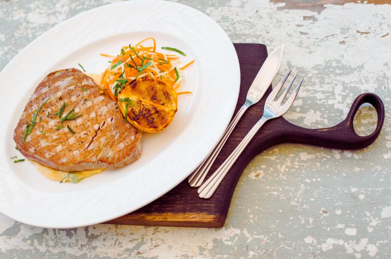 Zkuste tuňáka jinak: recept na marinovaný steak na víně s polentou