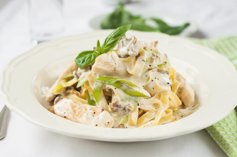 Recept na krémové těstoviny s kuřecím masem ve dvou variantách