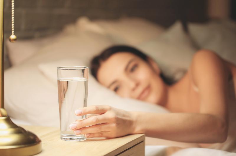 Pití vody před spaním: Odborníci varují před riziky a radí, kdy se vyhnout hydrataci
