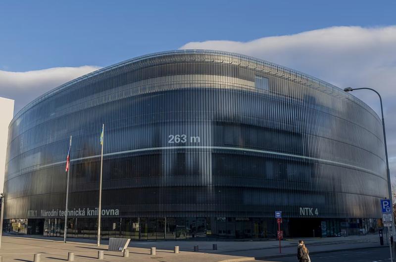 Evakuace v Národní technické knihovně: Studenti kvůli jazykové bariéře nejdříve neodcházeli