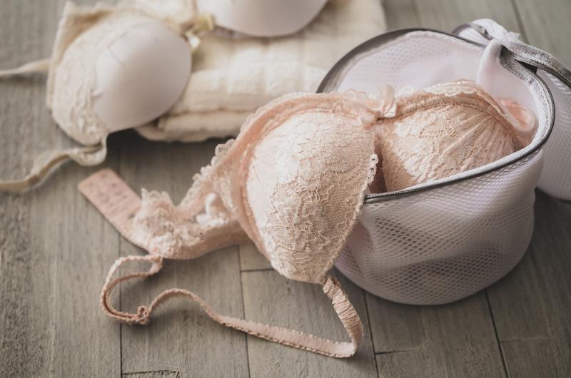 Perete podprsenku po každém nošení? Tohle radí experti a většina žen to dělá špatně