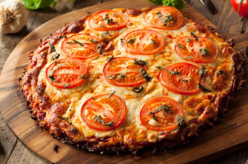 Zdravá pizza z květáku? Těsto bez mouky, ale plné chuti! Vyzkoušejte tento recept