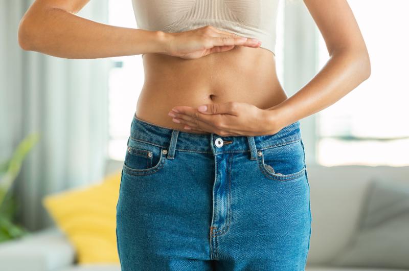 Tajemství plochého břicha? Odpověď možná nečekáte – klíčovým faktorem je stres
