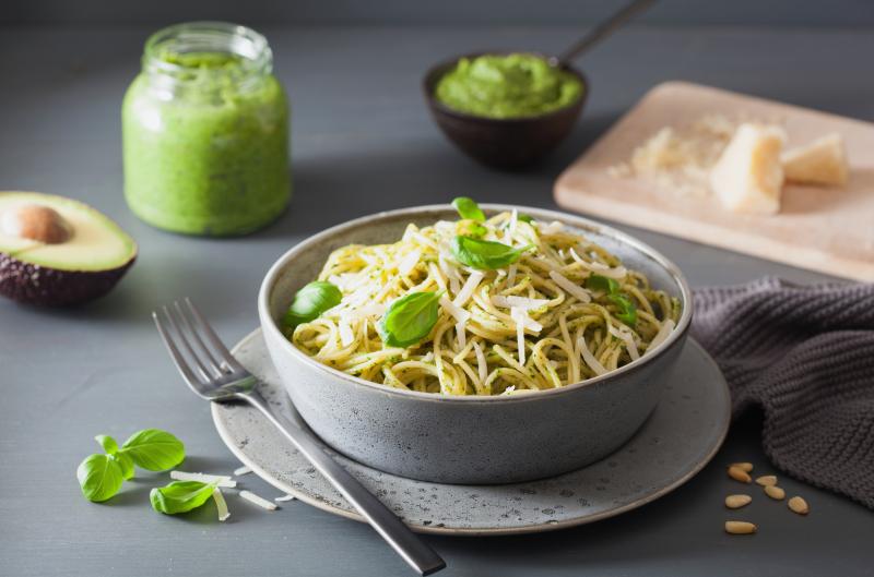 Recept na avokádové těstoviny s citronem, česnekem a parmazánem