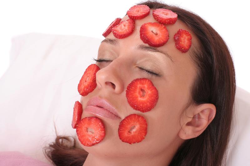 Jahody nejsou jen na talíři: Tyto 3 domácí masky vám zajistí krásnou pleť a lesklé vlasy – hned teď vyzkoušejte!