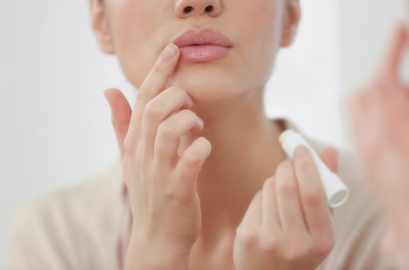Herpes virus může spustit demenci: Lékaři varují před skrytým nebezpečím oparů
