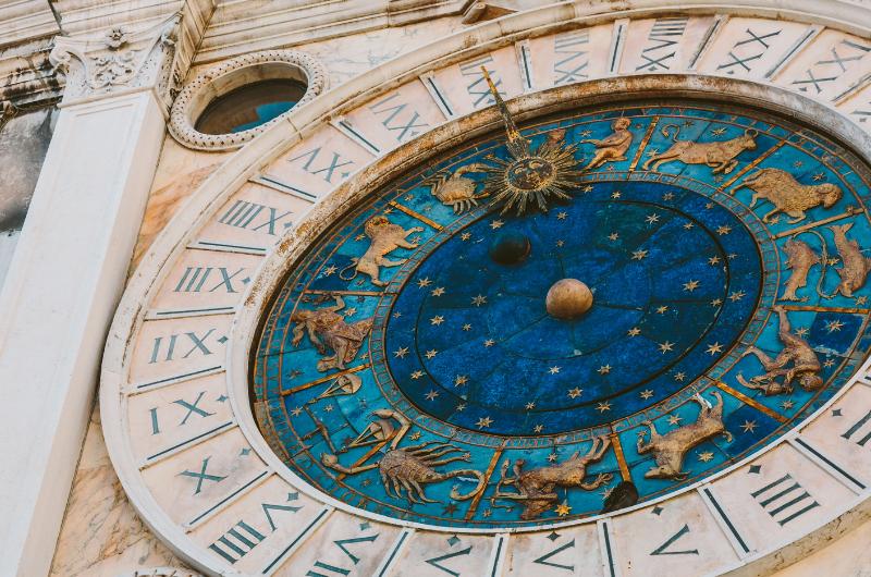 Horoskop na víkend odhaluje šokující zvraty: Těmto znamením se obrátí život naruby!
