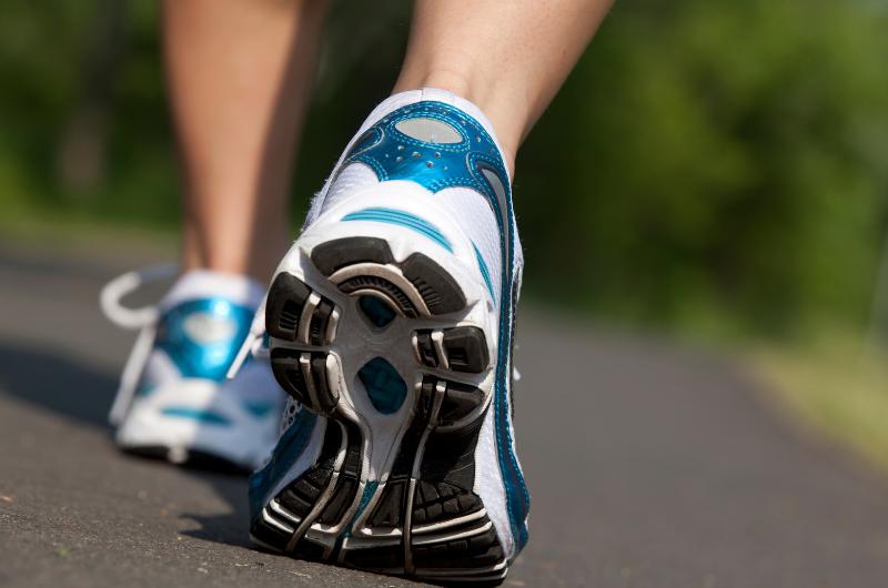 Zapomeňte na běh! Tato rytmická chůze 3:1 spaluje tuky rychleji než kardio – zvládne ji každý