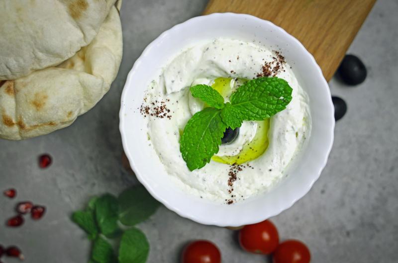Recept na mátovo - jogurtovou omáčku: Snadný dip ke grilování