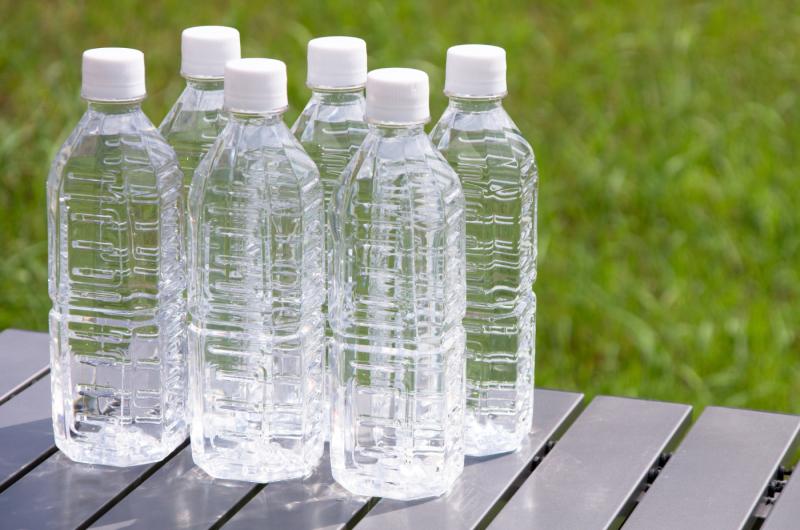 Nikdy nepijte vodu z plastové lahve, která zůstala na slunci. Může obsahovat nebezpečné látky