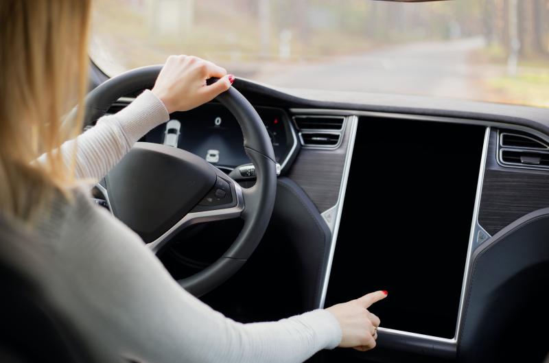Nevolnost z jízdy v elektromobilech: Proč ji cítí i ti, kdo ji běžně nemívají