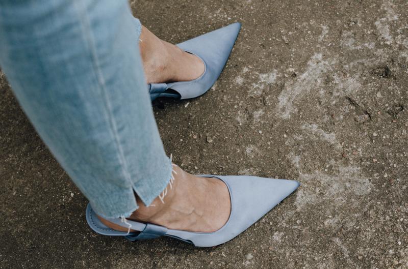 Slingback boty jsou zpět: „Babičkovská obuv“ je letos nejstylovější volbou