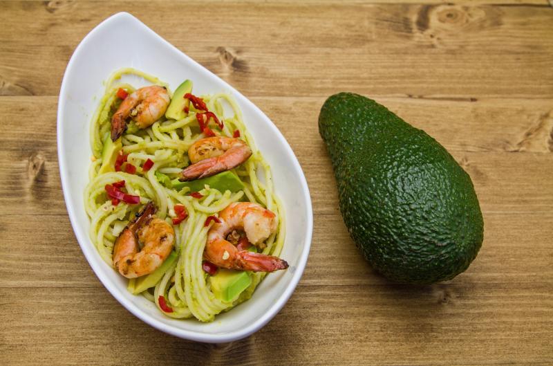 Zdravé špagety carbonara s krevetami: Avokádo nahradí smetanu a dodá krémovost