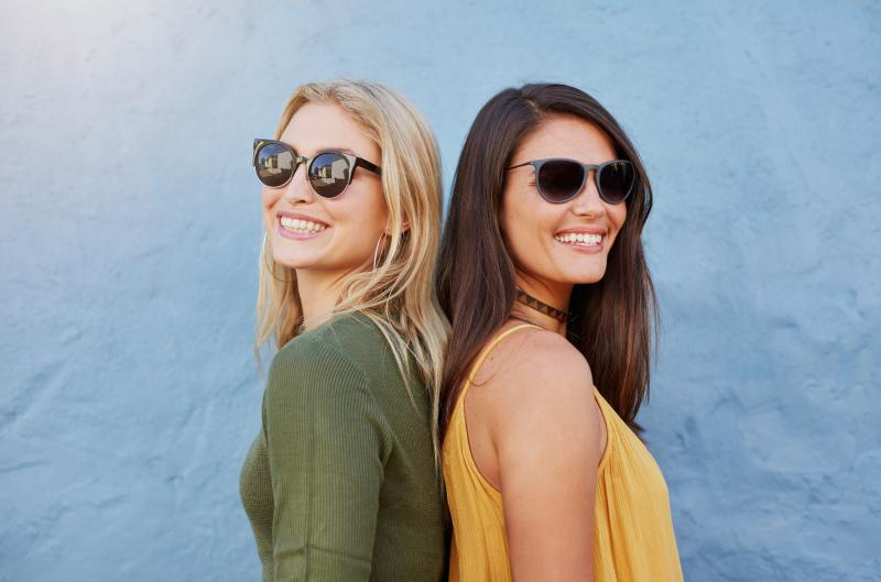 Levné sluneční brýle vás můžou stát zdravý zrak. Děláte tuhle častou chybu?