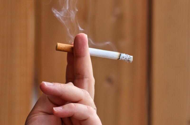 Jak dostat zápach cigaret z oblečení: Jednoduché triky, které opravdu fungují