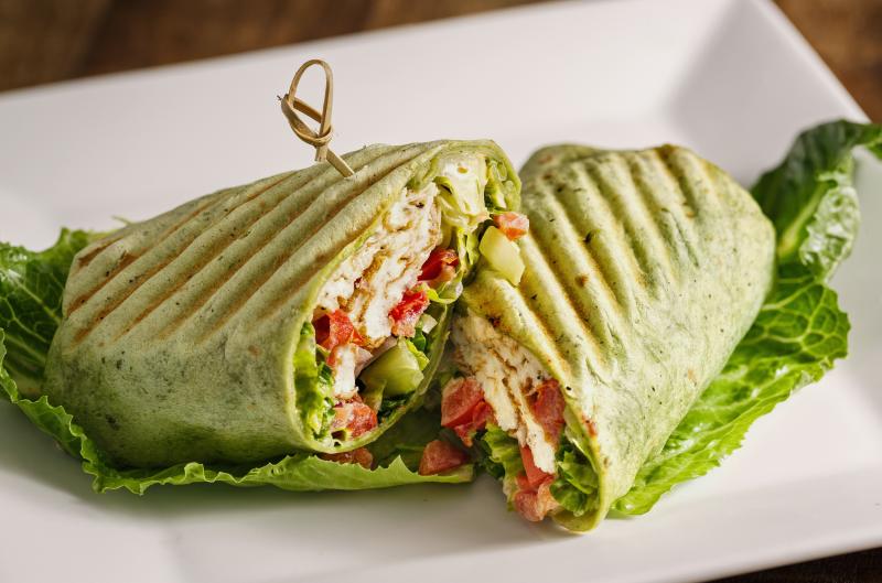 Hledáte zdravý oběd? Tento cuketový wrap s mozzarellou vás nadchne