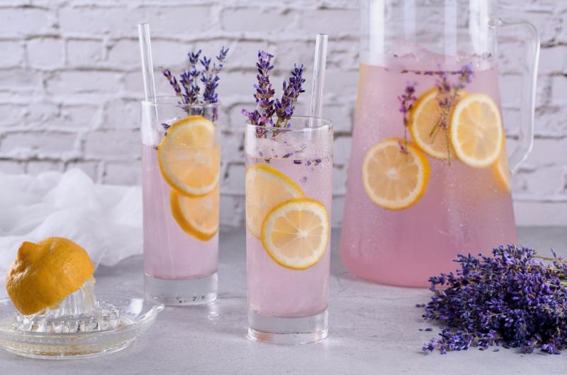 Letní kokosovo-levandulový drink: Recept na trendy osvěžení s ombré efektem