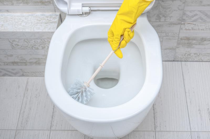 Zápach z toalety během chvilky pryč: ne ocet ani soda. Trik, který máte doma