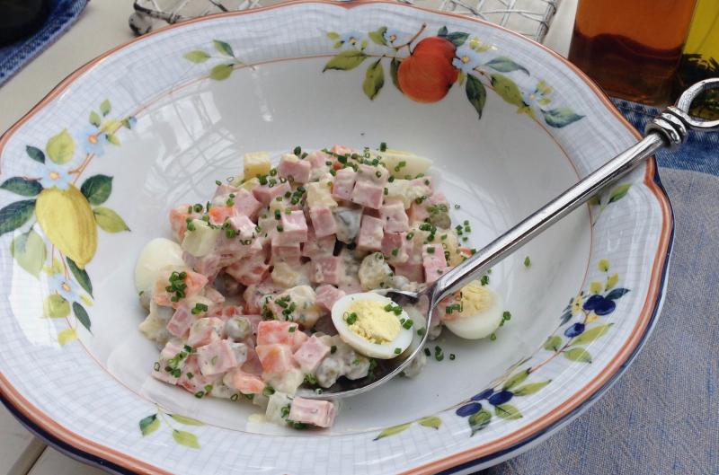 Lahůdkové saláty jako symbol socíku: proč nesměly chybět v každém lahůdkářství