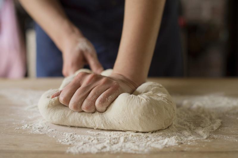 Zapomeňte na zdlouhavé kynutí: tohle univerzální těsto zvládnete během chvilky (a bez droždí)