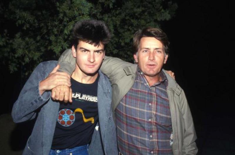 "Táta mě nahlásil na policii" Charlie Sheen odhalil, proč ho otec udal "To byla největší zrada"
