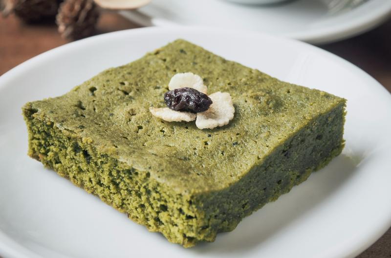 Recept na matcha mochi brownie: vláčný moučník s výraznou chutí čaje matcha