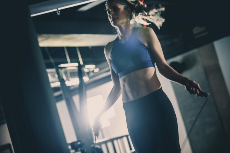 Tento jednoduchý trik spaluje tuk rychleji než běh. Zvládnete ho i doma