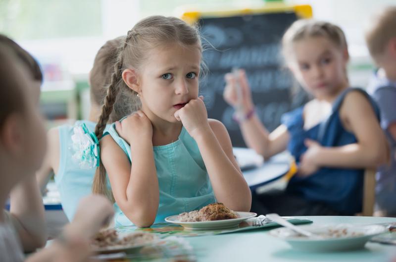 Odmítání masa u dětí: Kdy jde o normální fázi a kdy už navštívit lékaře?