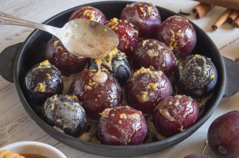 Pečené švestky: Sladký recept s medem a skořicí, který zvládnete za pár minut