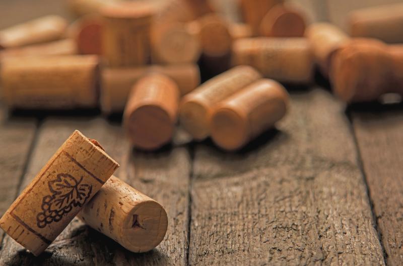 Zbyly vám korky od vína? Proměňte je v užitečné pomocníky i ozdoby