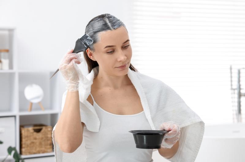 Nejčastější chyby při barvení vlasů doma a jak jim předejít