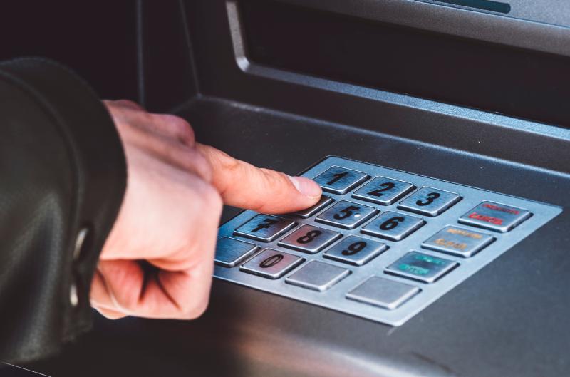 Zadáváte PIN do bankomatu pokaždé stejně? Právě na to podvodníci čekají