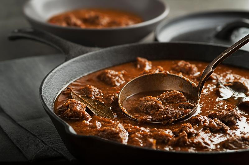 Přesolili jste guláš nebo omáčku? Tento trik z kuchyně vám jídlo zachrání i bez lití vody!