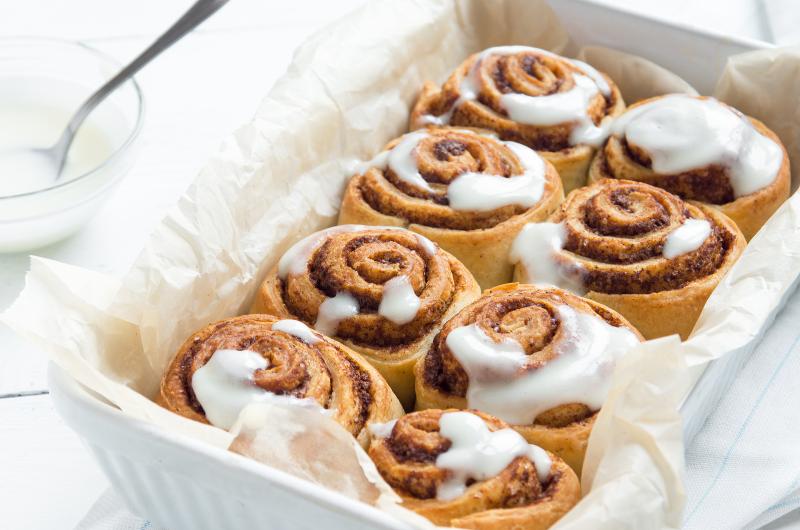 Skořicoví šneci jako z kavárny: Nadýchaní, voňaví a s krémovou polevou, kterou si zamilujete