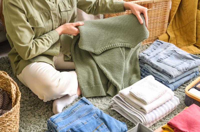 Tato metoda dělá z chaosu v šatníku pořádek za pár hodin. „Kufrový trik“ si zamilujete!