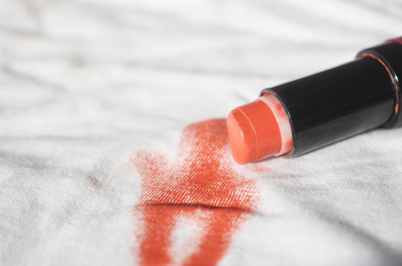 Make-up na oblečení? Tento trik ho odstraní i bez drahé chemie