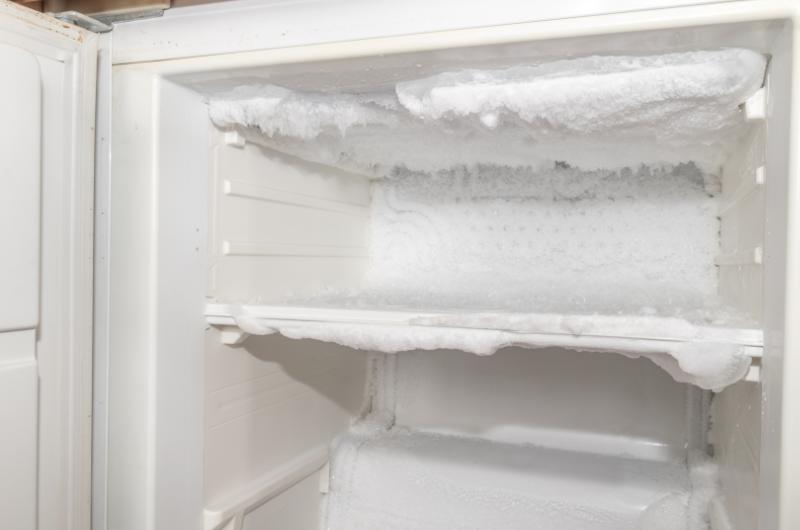 Tuto věc máte doma všichni – a přitom dokáže vyřešit nepříjemný problém s ledem v mrazáku!