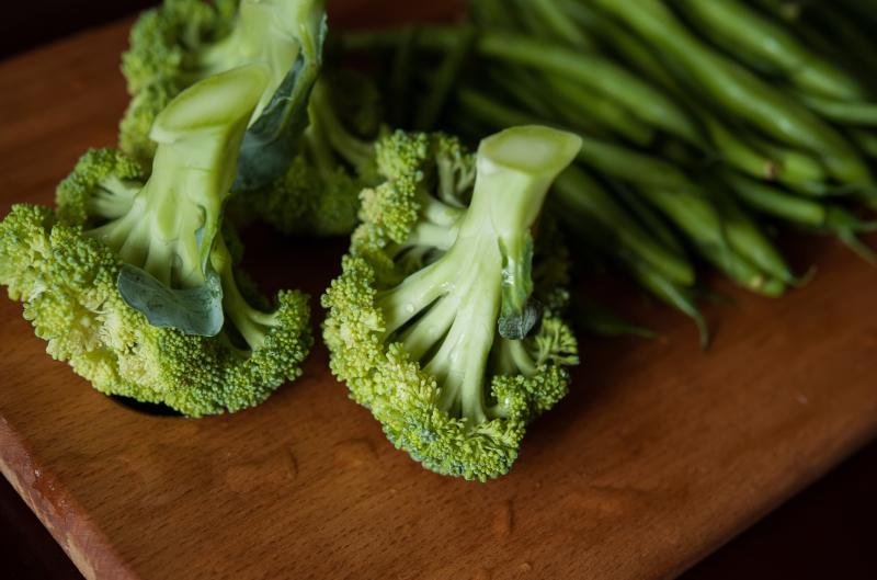 Chřest vs. brokolice: Která zelenina vyhrává v obsahu vápníku, vitamínu C a folátu?