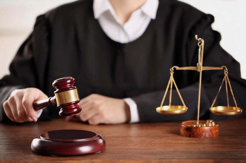 Žena zažalovala Boha, jiný muž Satana. Absurdní žaloby, které otřásly světem