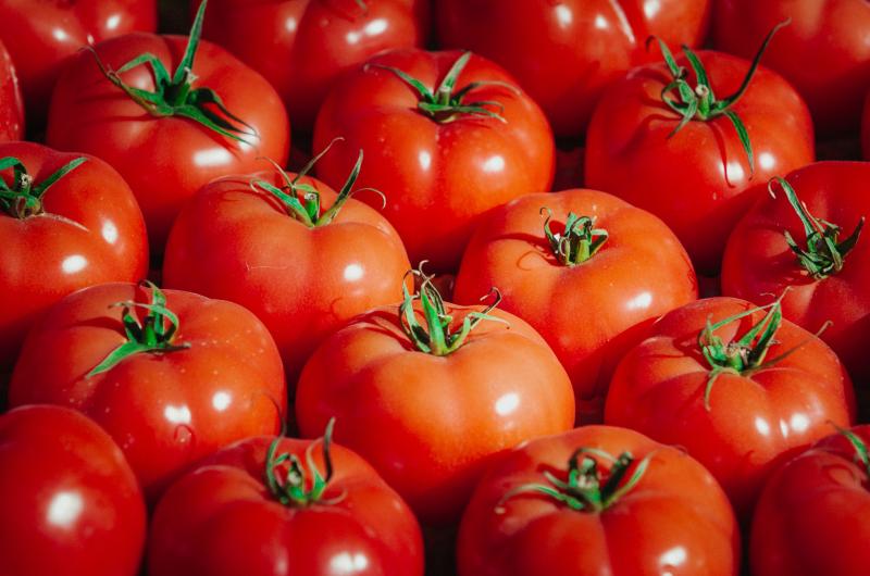 Když rajče jen „hraje na krásu“: Jak v obchodě okamžitě odhalit přefouknuté plody