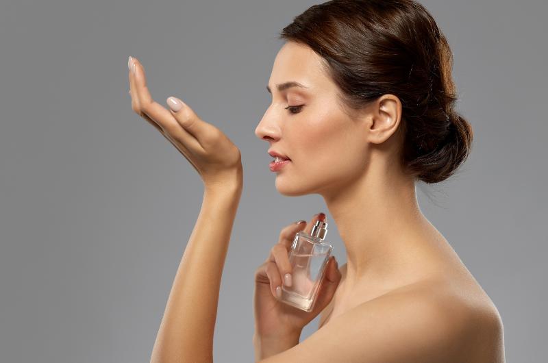 Vůně, která nevydrží ani dopoledne? Možná ji používáte přesně tak, jak byste neměli