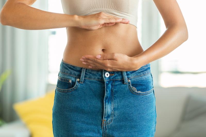 Proč se některým lidem hromadí v pupíku „vata“? Věda má překvapivě jasnou odpověď