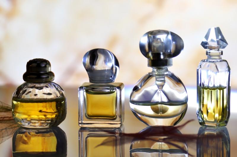 Parfém skladujete špatně? Toto místo mu škodí nejvíc – v zimě dvojnásob