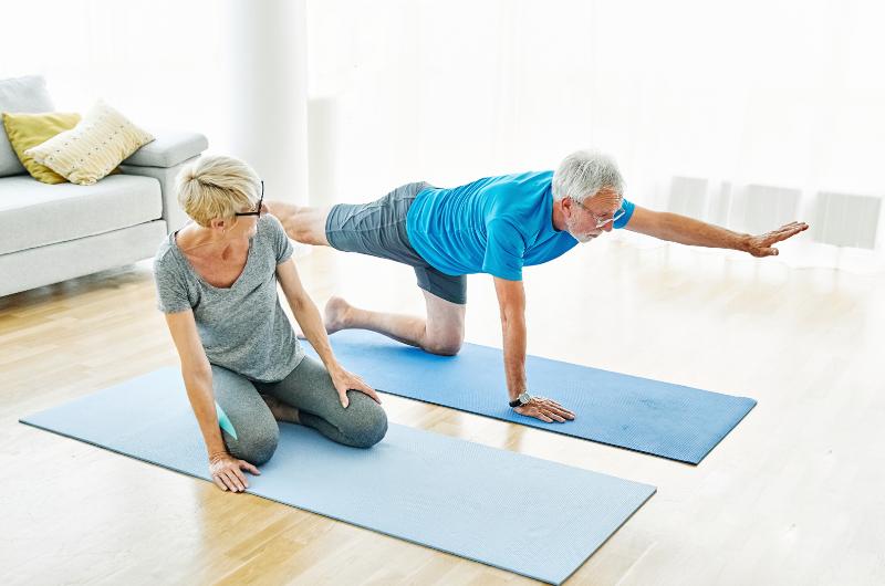 Jednoduché cvičení doma po padesátce: Stačí pár minut denně a tělo vám poděkuje