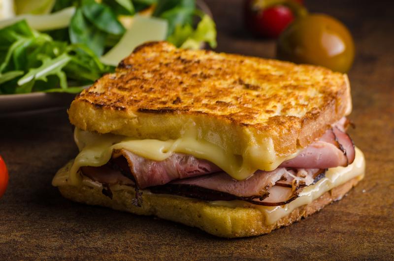 Starý domácí recept, který vás vrátí do dětství. Chleba ve vajíčku na sladko, slano i plněný