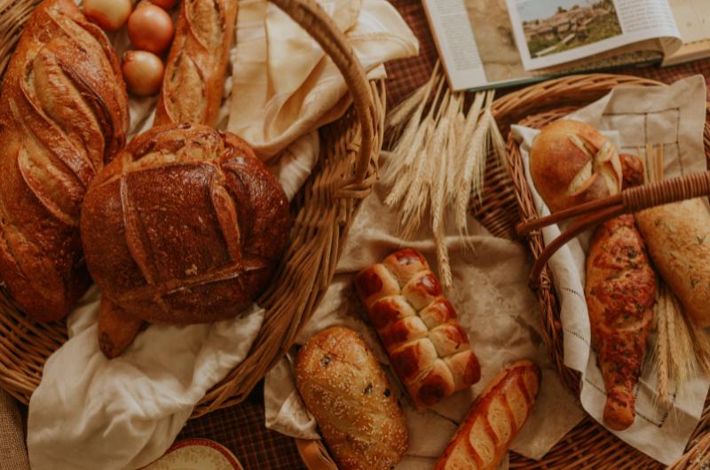Tento chléb je podle odborníků nejzdravější. Jeden se tváří jako fit, ale cukr po něm vystřelí nahoru
