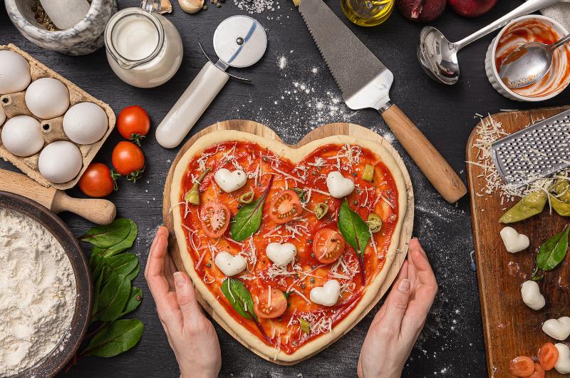 Pizza ve tvaru srdce: Valentýnský recept, který funguje lépe než kytka